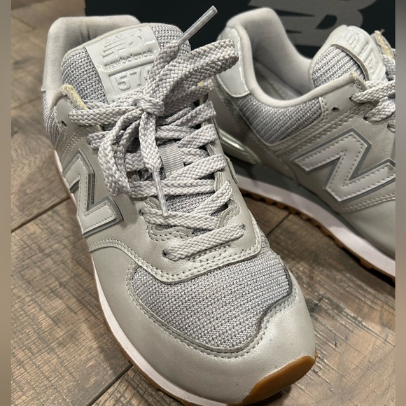 WMNS NEW BALANCE
574 LIFESTYLE METALLIC LEATHER SNEAKERS WOMAN GREY - Picture 3 of 14